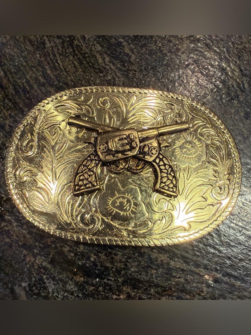 VINTAGE Western PISTOLS GUNS Belt BUCKLE, Gold Silver Tone Hong Kong 3.5” x 2.5”